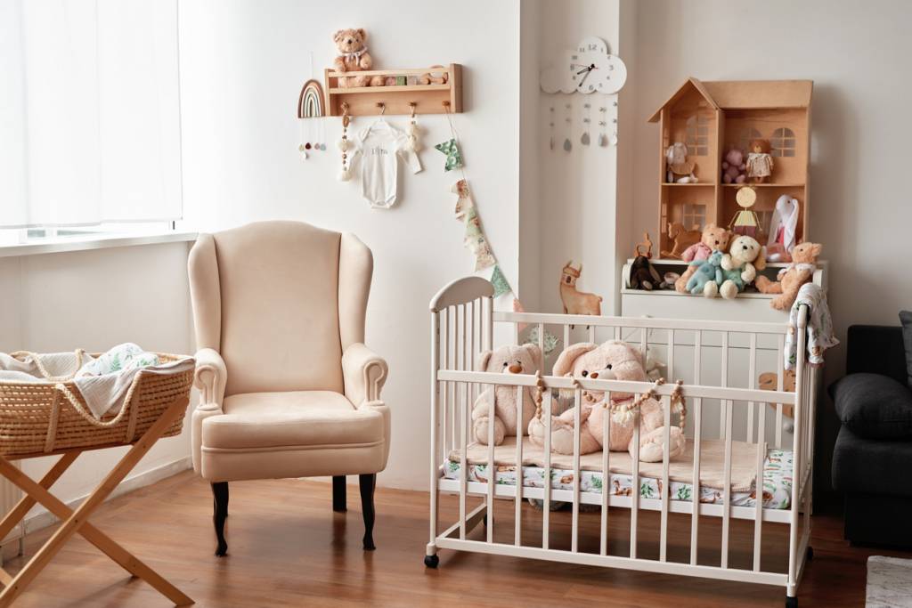 aménagement d'une chambre de bébé lit à barreaux